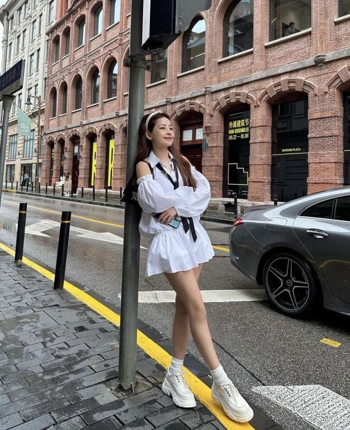 Chi Pu nhiều lần lựa chọn váy ngắn kết hợp giày cùng tông màu, tạo hiệu ứng thị giác giúp đôi chân trông dài và vóc dáng thêm thanh thoát.