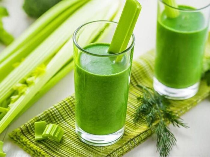 Cần tây chứa nhiều vitamin C, A cùng các chất chống oxy hóa, giúp bảo vệ tế bào trước gốc tự do, hỗ trợ sản sinh collagen và duy trì làn da khỏe mạnh.