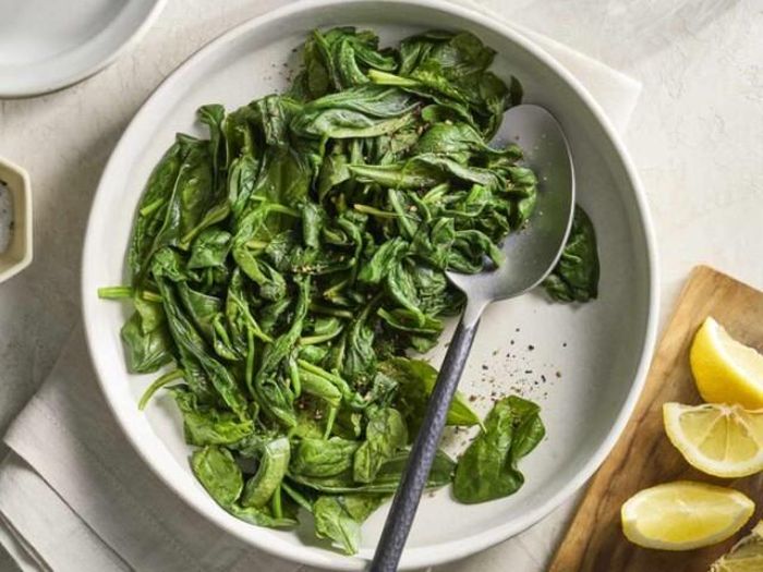 Rau bina chứa lutein, zeaxanthin cùng nhiều vitamin và khoáng chất, giúp bảo vệ tế bào, hỗ trợ duy trì độ đàn hồi của da và sức khỏe tổng thể.