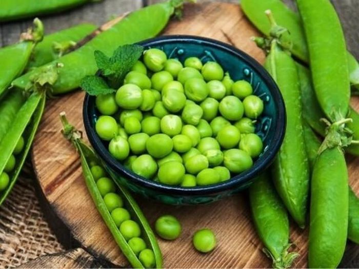 Đậu Hà Lan giàu vitamin A, C, E và chất xơ, góp phần hỗ trợ tổng hợp collagen, tăng cường hàng rào bảo vệ da và giúp làn da tươi tắn hơn.