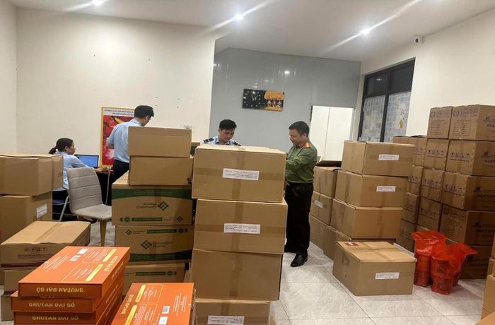 Phòng An ninh kinh tế phối hợp với Đội Quản lý thị trường số 2 tỉnh Hưng Yên kiểm tra cơ sở kinh doanh sai phạm. Ảnh: Công an tỉnh Hưng Yên.