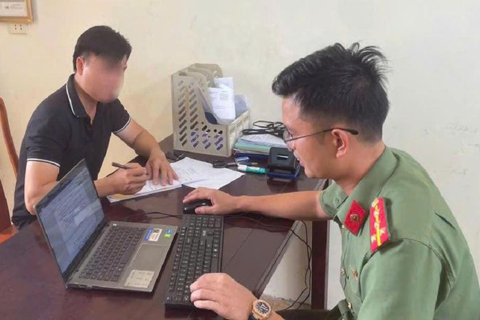 Công an làm việc với chủ tài khoản Facebook đăng tải thông tin sai sự thật về sáp nhập xã. Ảnh: Công an Nghệ An