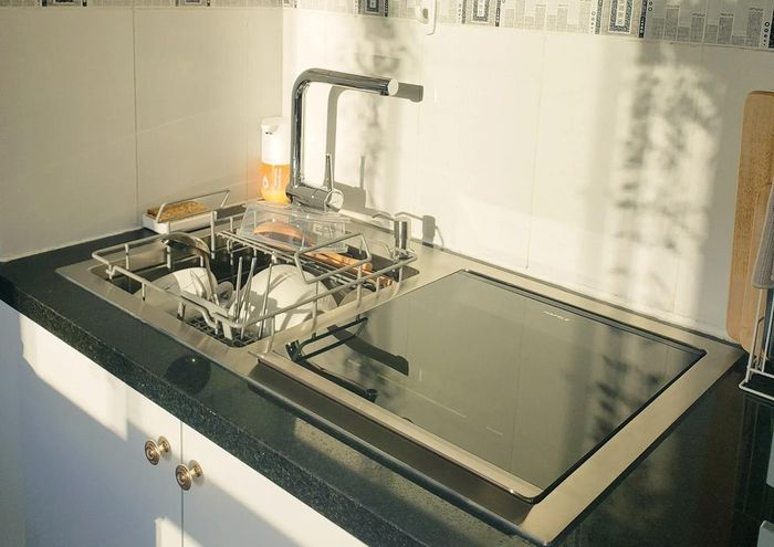 Ưu điểm lớn nhất của máy rửa bát tích hợp chậu rửa là thiết kế "2 trong 1" tiện lợi