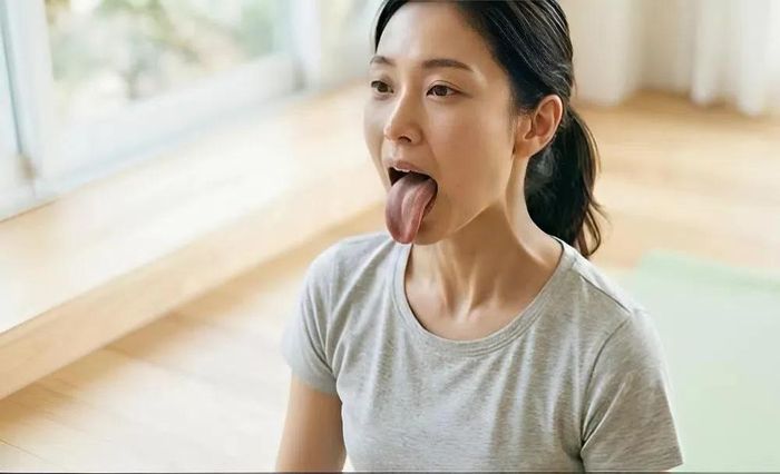 Bài tập kéo căng lưỡi để kích hoạt cơ vùng cằm và cổ