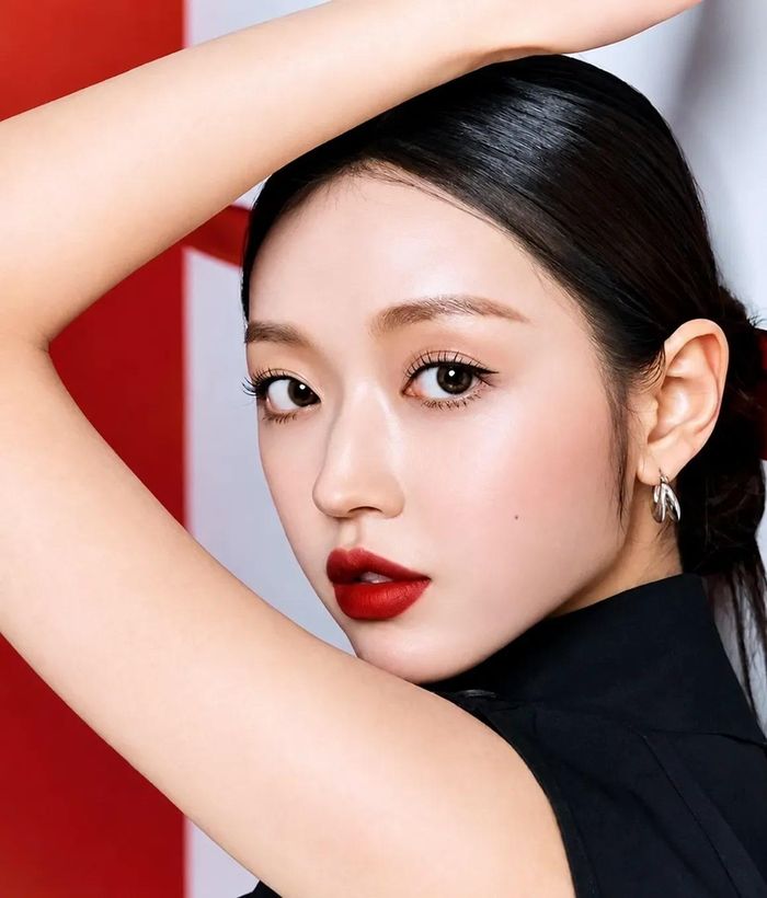 Đôi môi đỏ thuần luôn là lựa chọn hoàn hảo mỗi khi cần nổi bật