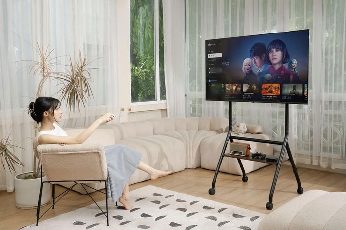 TV có giá đỡ linh động phù hợp với các căn hộ nhỏ hoặc gia đình thích thay đổi không gian sống