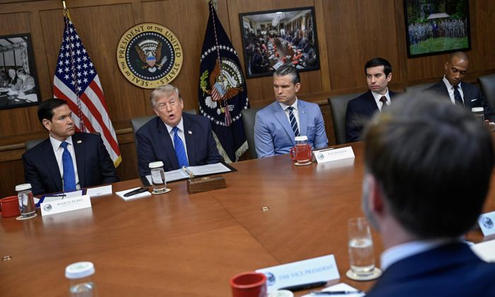 Tổng thống Mỹ Donald Trump và các thành viên trong chính quyền của ông tham gia cuộc họp nội các tại Trại David hôm 31/7 (giờ địa phương) - Ảnh: Reuters