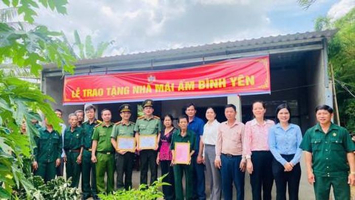 Các đại biểu chụp ảnh lưu niệm tại buổi lễ bàn giao nhà