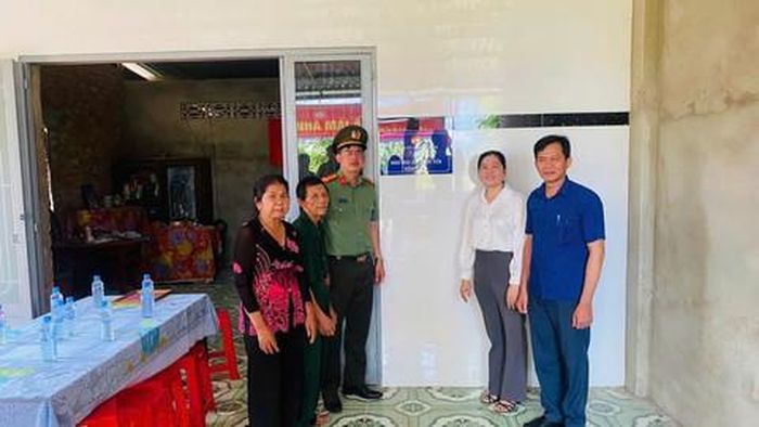 Trung tá Nguyễn Khắc Điệp, Phó Trưởng Ban Công đoàn CATP cùng lãnh đạo xã An Ninh trao biểu trưng tặng nhà cho gia đình ông Thanh