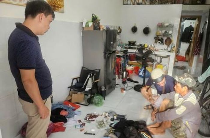 Mai Văn Lạc (ngồi ngoài, đội mũ lưỡi trai) cùng tang vật.