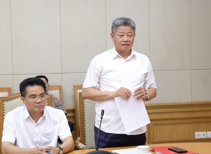 Chủ tịch UBND tỉnh Hưng Yên Nguyễn Mạnh Quyền báo cáo tại cuộc họp. (Ảnh: baochinhphu.vn)
