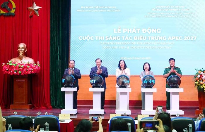 Các đại biểu thực hiện nghi thức phát động cuộc thi. Ảnh: Trần Huấn