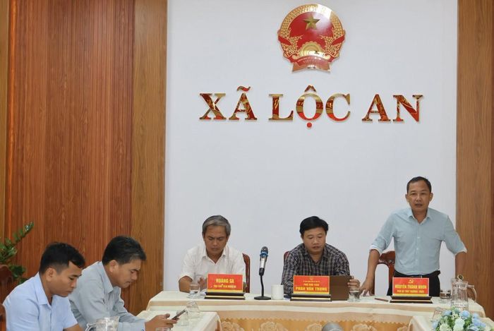 Đồng chí Nguyễn Thành Nhơn – Phó Bí thư Thường trực Đảng ủy xã phát biểu tại Hội nghị