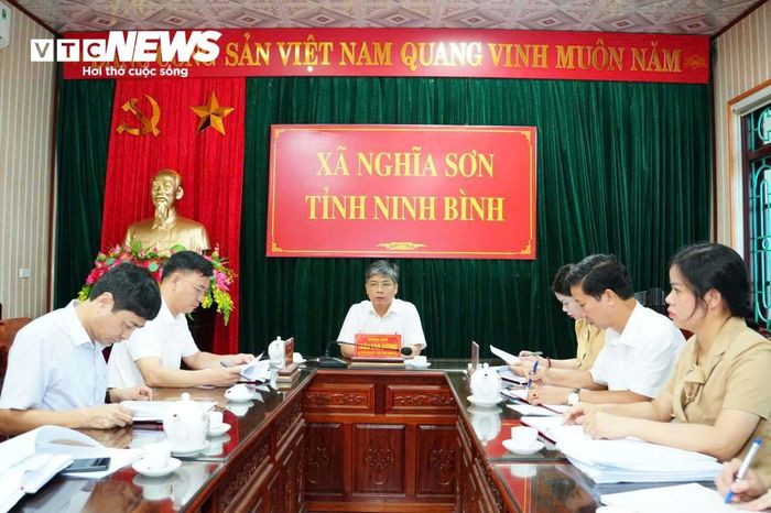 Bí thư Đảng ủy xã Nghĩa Sơn Trần Văn Dương điều hành cuộc họp triển khai nhiệm vụ tại địa phương.