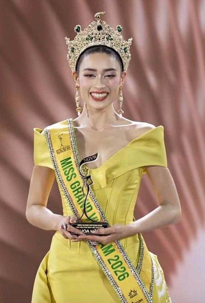 Emoura Phạm đăng quang Miss Grand Vietnam 2026.