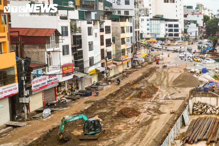 Khi công trình bước vào giai đoạn hoàn thiện, nhiều hộ dân dọc tuyến cũng tranh thủ sửa chữa, cải tạo nhà cửa. Dù quá trình thi công ảnh hưởng nhất định đến sinh hoạt hằng ngày, phần lớn người dân đều bày tỏ sự đồng thuận và mong dự án sớm hoàn thành.