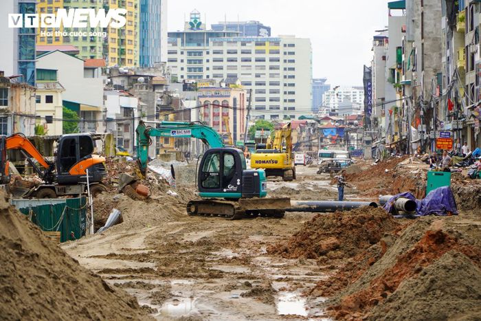 Các mũi triển khai đồng thời nhiều hạng mục như nền đường, vỉa hè và hệ thống hạ tầng kỹ thuật nhằm bảo đảm tiến độ đề ra.