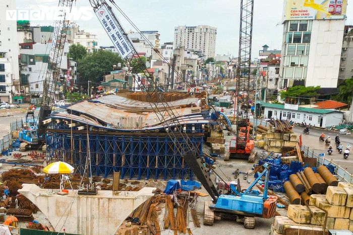 Theo kế hoạch, giữa tháng 8 sẽ tiến hành đổ bê tông dầm và phấn đấu hoàn thành toàn bộ cầu vượt trước ngày 31/12/2026.