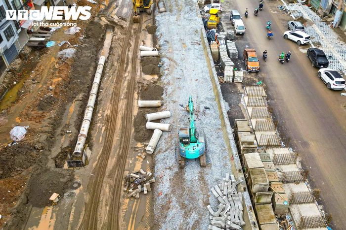 Nhiều hố ga đã được lắp đặt, trong khi hệ thống cáp và đường ống kỹ thuật cũng được bố trí ngầm, tạo điều kiện để hạ tầng vận hành đồng bộ khi tuyến đường được đưa vào khai thác.