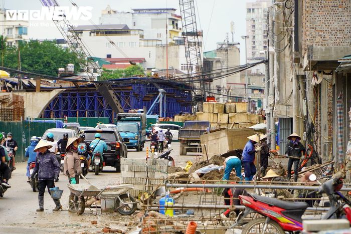 Theo ghi nhận của PV Báo Điện tử VTC News, trên công trường, hàng trăm kỹ sư, công nhân cùng nhiều máy móc, thiết bị chuyên dụng được huy động thi công liên tục. 