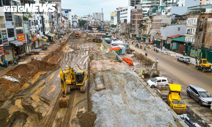 Tại đoạn từ Nguyễn Chí Thanh đến Láng Hạ, nhà thầu đang tập trung thi công phần bên phải tuyến, đồng thời hoàn thiện các hạng mục còn lại phía bên trái. Hệ thống hào kỹ thuật, vỉa hè, cây xanh và các công trình phụ trợ đang được gấp rút hoàn thiện.