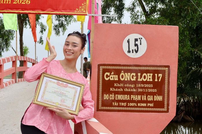 Ngoài ra, Emoura Phạm còn được chú ý với dự án xây dựng 100 cây cầu dân sinh. Người đẹp cho biết đến nay gia đình cô đã hoàn thành 18 cây cầu tại nhiều địa phương còn gặp khó khăn về hạ tầng giao thông. Mục tiêu của dự án không chỉ dừng lại ở việc xây dựng những cây cầu mới mà còn góp phần tạo điều kiện để người dân đi lại thuận tiện hơn, trẻ em đến trường an toàn hơn và hoạt động giao thương được cải thiện.