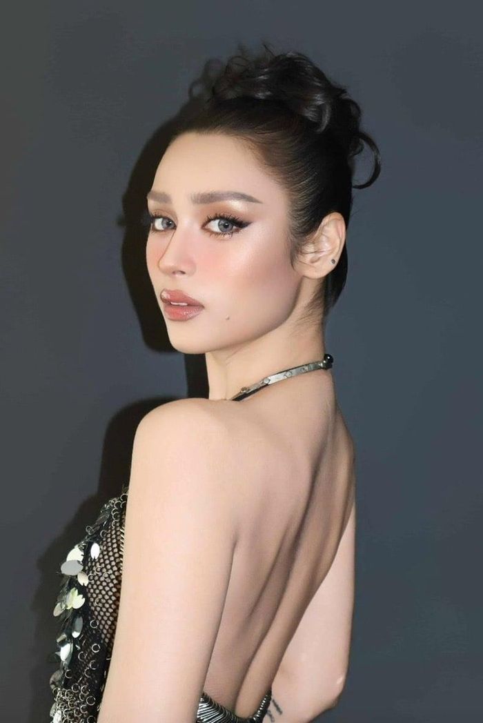 Emoura Phạm tên thật là Turner Katherine Margaret, tên tiếng Việt là Phạm Chấn Phương. Cô sinh năm 2000, có mẹ là người Việt Nam và bố là người Anh gốc Nam Phi.