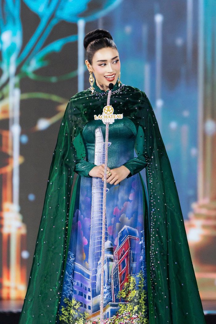 “Tôi muốn chia sẻ rằng con người nơi đây luôn đong đầy lòng tốt, trao gửi sự kết nối chỉ đơn giản qua những nụ cười. TP.HCM đặc biệt đến thế là bởi vì khi mọi người đến đây, họ đều không muốn rời đi. Họ yêu nơi này. Họ yêu ngay lập tức, họ muốn ở lại và chẳng bao giờ muốn chia xa”, người đẹp nói. 
