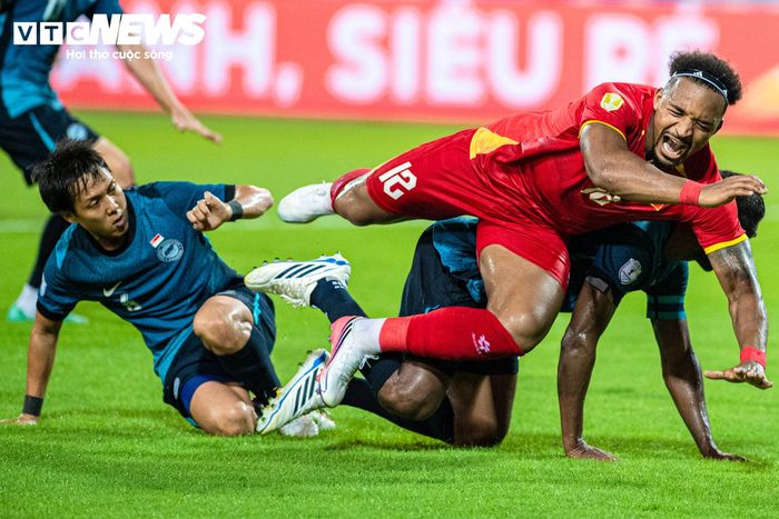 Ngay từ đầu trận, HLV Kim Sang-sik chỉ sử dụng Xuân Son và Hoàng Hên trong đội hình xuất phát. 