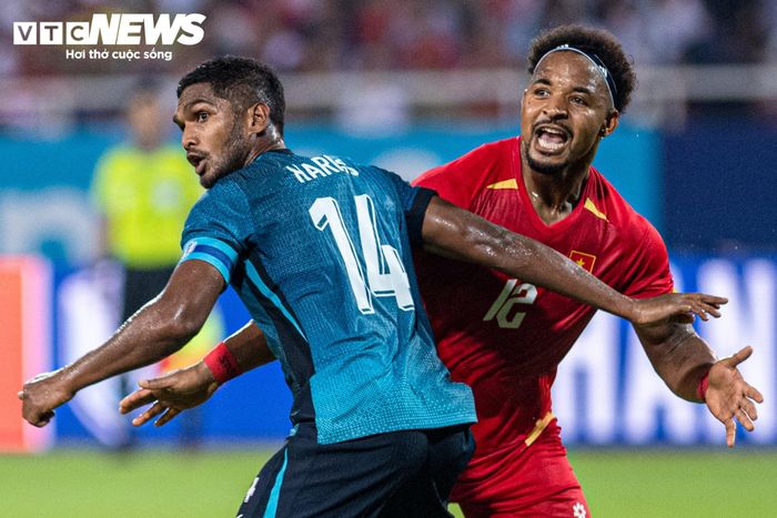 Các hậu vệ Singapore theo kèm rất sát, khiến Xuân Son không có nhiều cơ hội xoay sở hay tung ra các pha dứt điểm nguy hiểm. Theo thống kê của Sofascore, tiền đạo sinh năm 1997 được chấm 6,4 điểm, thấp nhất bên phía tuyển Việt Nam.