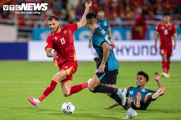 Khi hiệp một chưa khép lại, HLV Kim Sang-sik đưa ra quyết định khiến nhiều người bất ngờ. Phút 40, chiến lược gia người Hàn Quốc rút Đình Bắc khỏi sân, trao cơ hội cho cầu thủ nhập tịch Nguyễn Tài Lộc.