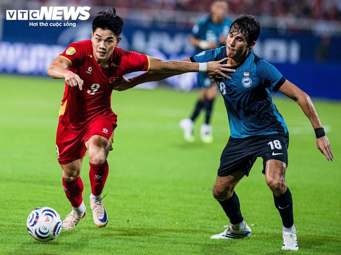 Ngay từ đầu trận, Đình Bắc được bố trí hoạt động bên hành lang trái, sát cánh cùng Nguyễn Xuân Son và Hoàng Hên trên hàng công của đội tuyển Việt Nam. Chân sút này thi đấu năng nổ, tích cực di chuyển và tham gia vào các pha phối hợp nhằm gây sức ép lên hàng phòng ngự Singapore.