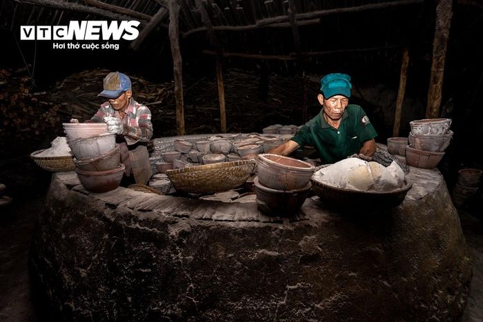 Qua ống kính chân thực của các nhiếp ảnh gia, bức tranh lao động ở làng muối Tuyết Diêm hiện lên đầy sống động, khắc họa rõ nét sự nhọc nhằn của một nghề truyền thống hơn 150 năm tuổi, đồng thời tôn vinh tinh thần bền bỉ bám nghề của những diêm dân đã dành trọn cuộc đời gắn bó với hạt muối.