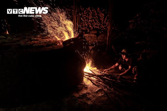 Việc thu hoạch muối sống trên cánh đồng chưa phải vất vả nhất, điểm đặc biệt nhất ở làng muối Tuyết Diêm chính là quy trình trắng đêm bên lò lửa hàng trăm độ để cho ra dòng muối hầm huyền thoại. Để ghi lại đầy đủ quy trình làm muối hầm của diêm dân, các nhiếp ảnh gia phải thức từ đêm đến sáng, thử thách sức bền khủng khiếp cùng với diêm dân trong hầm nung.