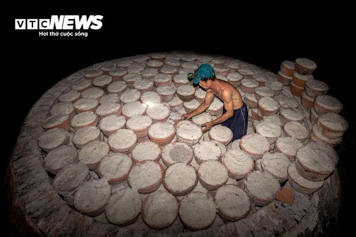 Bà Nguyễn Châu (50 tuổi) một trong những thương lái chuyên thu mua muối hầm tại làng muối Tuyết Diêm chia sẻ, muối hầm tại đây có vị mặn dịu nhẹ, không chát như muối hột, thơm lành và có thể cất giữ cả năm mà không bị ẩm ướt. Nhờ quy trình chế biến thủ công công phu, giá trị hạt muối hầm bán tại lò dao động từ 6.000 - 7.000 đồng/kg, tùy thời điểm.