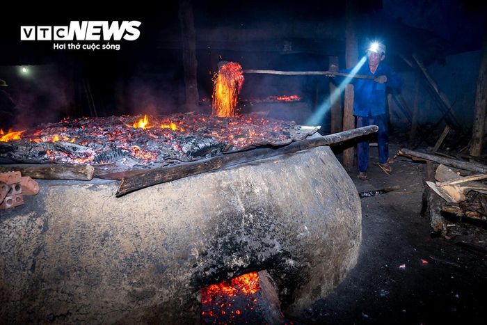 Để mẻ muối chín đều, diêm dân phải luôn giữ ngọn lửa cháy ổn định dưới các chậu muối. Khi than củi bên dưới đã rực hồng, họ nhanh tay xúc than phủ ngược lên mặt lò, giúp nhiệt lan tỏa đều từ trên xuống dưới. Dưới ánh đèn neon leo lét, ánh lửa hồng hòa cùng làn khói mặn đặc quánh. Trong không gian hầm hập hơi nóng, những người làm muối luôn tay, luôn chân, mồ hôi thấm đẫm áo.