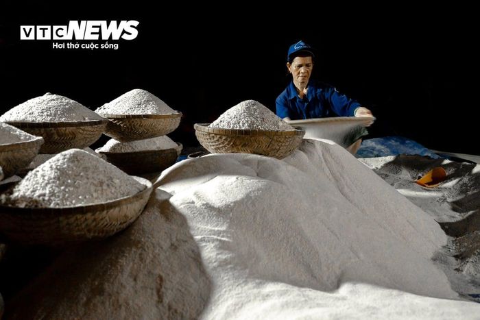Dưới đôi bàn tay gầy guộc, sạm đen và hằn đầy vết chai của diêm dân, những hạt muối thô sau nhiều giờ trong lửa đỏ dần vỡ ra, hóa thành những tinh thể trắng mịn, li ti như bông tuyết.