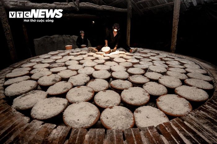 Nằm ven đầm Cù Mông (xã Xuân Cảnh, tỉnh Đắk Lắk), làng nghề muối hầm cổ Tuyết Diêm đã tồn tại hơn 150 năm. Đằng sau những hạt muối trắng tinh khiết là bao nhọc nhằn, vất vả và những giọt mồ hôi mặn chát của người dân bền bỉ gìn giữ nghề truyền thống qua nhiều thế hệ.