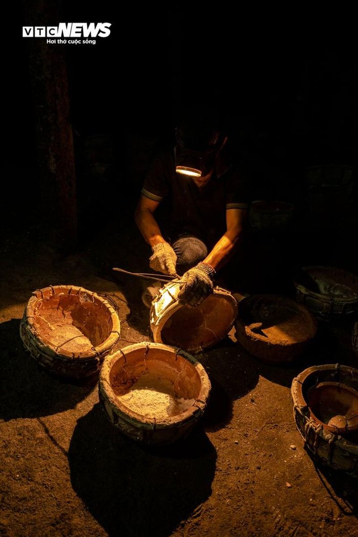 Anh Nguyễn Phước Hoài (39 tuổi, nhiếp ảnh gia đến từ Quy Nhơn) chia sẻ, một đêm ở hầm muối Tuyết Diêm dường như vắt kiệt sức, anh cảm nhận cái giá phải trả cho từng ký muối hầm là quá lớn so với sức lao động mà diêm dân bỏ ra. Đứng cách sức nóng trăm độ của lò lửa chỉ vài vài bước chân hòa cùng làn khói, hơi muối đặc quánh, anh phải dùng vải dù bọc hết các trang thiết bị tác nghiệp để “giữ máy”.