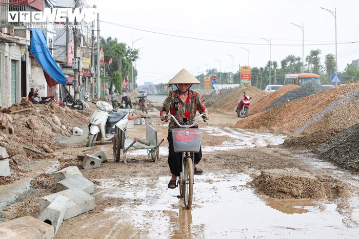 Theo người dân sinh sống quanh khu vực này, tuyến đường cũ đã xuống cấp, thường xuyên dềnh nước và ùn tắc, ảnh hưởng lớn đến việc đi lại. Ai cũng mong dự án sớm hoàn thành để việc lưu thông, việc kinh doanh buôn bán thuận lợi hơn.