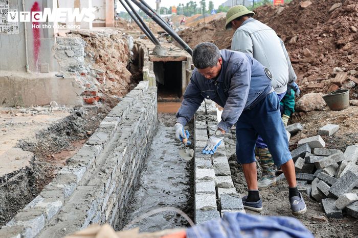Ngay sau khi mặt bằng được bàn giao, các đơn vị thi công huy động nhân lực, máy móc triển khai đồng loạt các hạng mục hạ tầng ngầm, tận dụng tối đa thời gian để bù tiến độ.