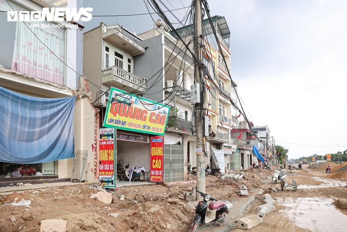 Thực hiện chỉ đạo của Thành ủy và UBND TP Hà Nội, xã Thanh Oai đã huy động cả hệ thống chính trị vào cuộc. Ba tổ công tác do lãnh đạo UBND xã trực tiếp phụ trách bám sát từng hộ dân để tuyên truyền, giải đáp vướng mắc, đồng thời các bộ phận chuyên môn khẩn trương hoàn thiện hồ sơ, phương án bồi thường, chi trả kinh phí và tiếp nhận mặt bằng, góp phần rút ngắn thời gian xử lý.
