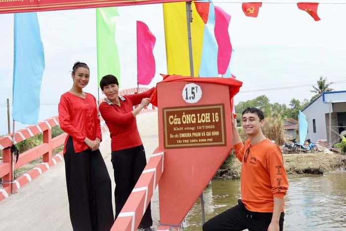 Ngoài hoạt động nghệ thuật, Emoura Phạm còn được chú ý với dự án xây dựng 100 cây cầu dân sinh. Người đẹp cho biết đến nay gia đình cô đã hoàn thành 18 cây cầu tại nhiều địa phương còn gặp khó khăn về hạ tầng giao thông.