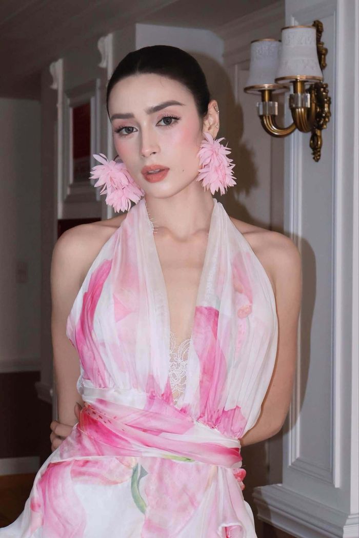 Tân Hoa hậu Hòa bình Việt Nam sinh năm 2000, tên khai sinh là Turner Katherine Margaret, tên tiếng Việt là Phạm Chấn Phương. Cô mang hai dòng máu Việt - Anh, với mẹ là người Việt Nam và bố là người Anh.
