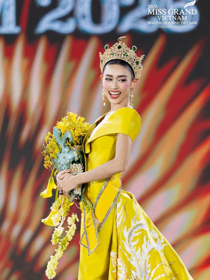 Vượt qua 29 thí sinh khác, người đẹp Emoura Phạm đã chạm đến vương miện Miss Grand Vietnam 2026. Chiến thắng của bông hồng lai sinh năm 2000 được đánh giá thuyết phục, bởi cô là một trong những gương mặt trẻ có màn thể hiện ấn tượng trong cuộc thi.