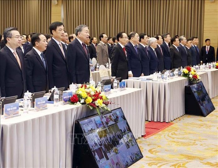 Tổng Bí thư, Chủ tịch nước Tô Lâm và các đại biểu thực hiện nghi lễ chào cờ. (Ảnh: Thống Nhất/TTXVN)