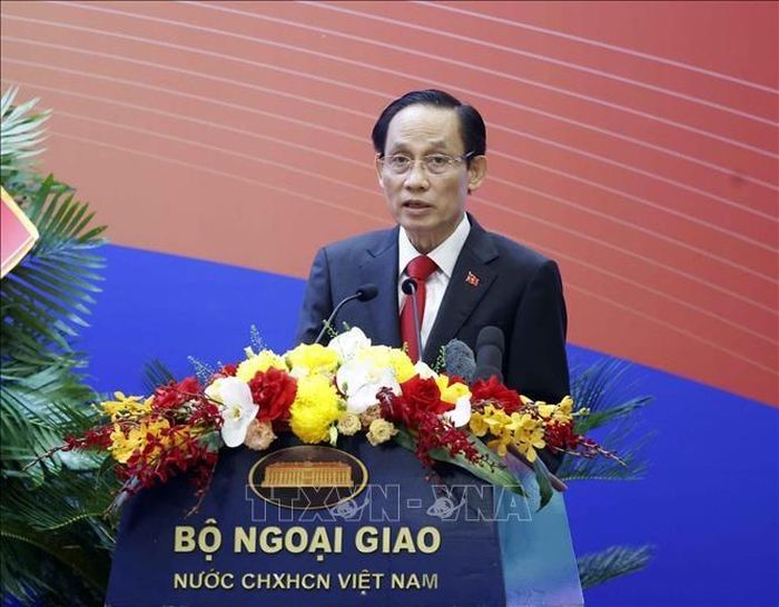 Đồng chí Lê Hoài Trung, Ủy viên Bộ Chính trị, Bộ trưởng Bộ Ngoại giao, phát biểu khai mạc Hội nghị Ngoại giao lần thứ 33 với chủ đề “Phát huy vai trò tiên phong và thực hiện nhiệm vụ trọng yếu, thường xuyên của đối ngoại Việt Nam trong kỷ nguyên mới”. (Ảnh: Thống Nhất/TTXVN)