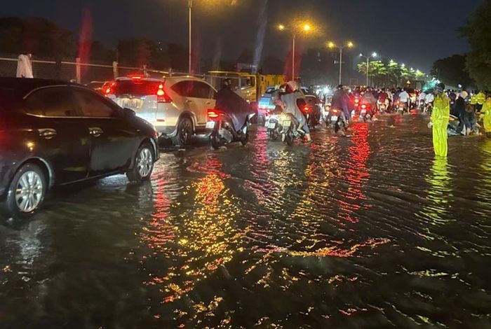 Mưa ngập ở khu vực phố Đàm Quang Trung, Hà Nội tối 31/7. (Ảnh: Sở Xây dựng Hà Nội)