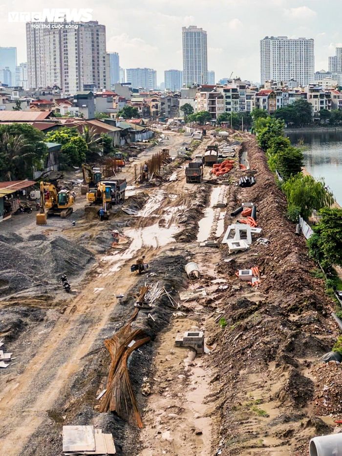 Ghi nhận vào những ngày cuối tháng 7/2026, không khí thi công trên đoạn từ Nguyễn Trãi đến hồ Đầm Hồng diễn ra khẩn trương.