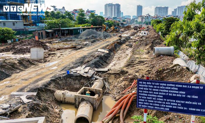 Tuy nhiên, nhờ sự vào cuộc của các cơ quan chức năng cùng sự đồng thuận của người dân, toàn bộ mặt bằng đã được bàn giao vượt tiến độ, tạo điều kiện để các đơn vị thi công đồng loạt triển khai xây dựng.